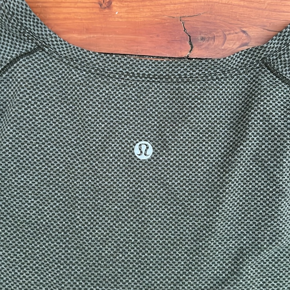 Lululemon Textured Workout Tee - Split Back - Siz… - image 5